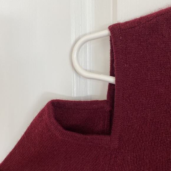 Cashmere cold shoulder deep red sweater - Picture 3 of 5